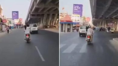 چلتی موٹر سائیکل پر بیوی نے شوہر پر چپلوں سے "پٹائی" کر دی، ویڈیو وائرل